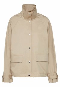 Veste légère beige avec col montant, fermeture à boutons-pression, deux poches avant à rabat et poignets réglables à boutons-pression.