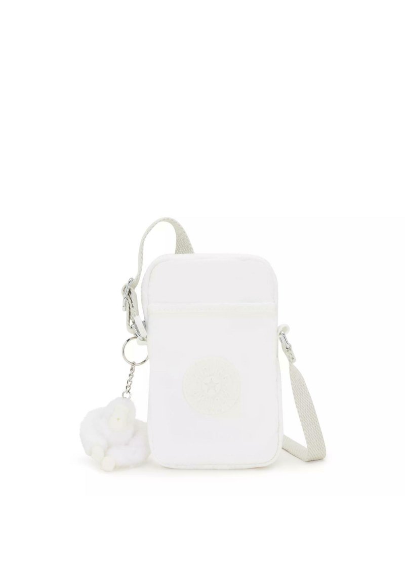 Sac bandoulière blanc avec une surface texturée, arborant un logo circulaire, une fermeture éclair et un porte-clés en forme de mouton en peluche attaché.