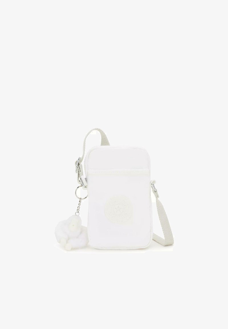 Borsa a tracolla bianca con superficie texturizzata, dotata di un logo circolare, chiusura con zip e un portachiavi a forma di pecora fluffy attaccato.