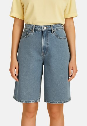 Hellblaue Denim-Shorts mit lockerer Passform, hoher Taille, Vordertaschen und umgeschlagenen Nähten. Der Stoff hat eine leicht ausgebleichte Textur.