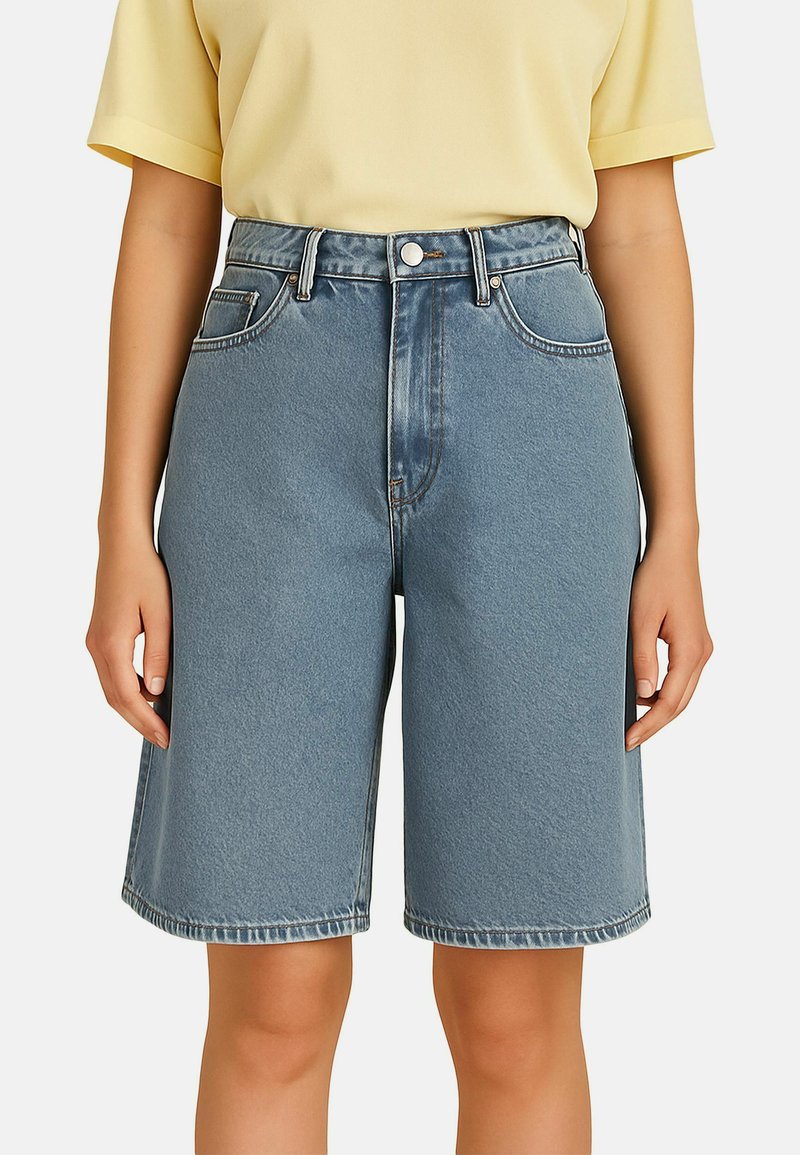 Hellblaue Denim-Shorts mit lockerer Passform, hoher Taille, Vordertaschen und umgeschlagenen Nähten. Der Stoff hat eine leicht ausgebleichte Textur.