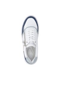 Sneaker bianca con accenti blu navy e grigio chiaro, lacci bianchi e una cerniera laterale, vista dall'alto su uno sfondo bianco.