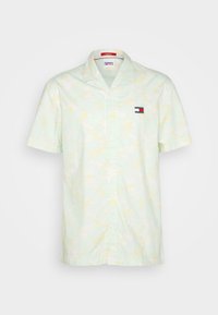 Camisa de manga corta con botones en verde claro, con un patrón de nubes y el logo de Tommy Jeans. Presenta un cuello clásico y un ajuste relajado.