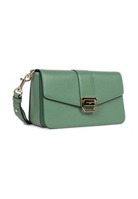 Borsa a mano in pelle verde con una forma strutturata, hardware dorato, chiusura a pattina e tracolla regolabile. Esterno testurizzato senza motivi visibili.