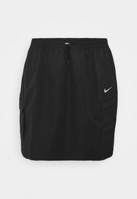 Černá sportovní sukně s elastickým pasem a nastavitelnou šňůrkou. Obsahuje dvě boční cargo kapsy a malý stříbrný akcent loga.