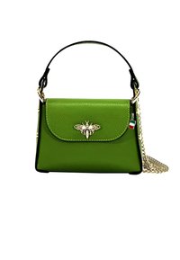 Groene leren handtas met een gestructureerde vorm, voorzien van een gouden bijversiering op de klep, zwarte accenten en een kettingriem.