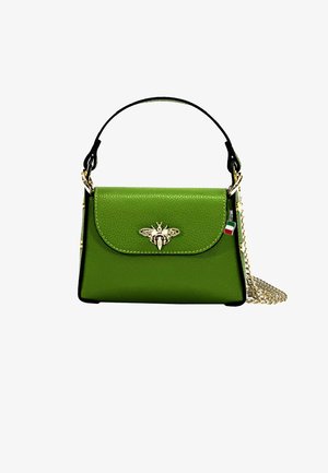 Groene leren handtas met een gestructureerde vorm, voorzien van een gouden bijversiering op de klep, zwarte accenten en een kettingriem.