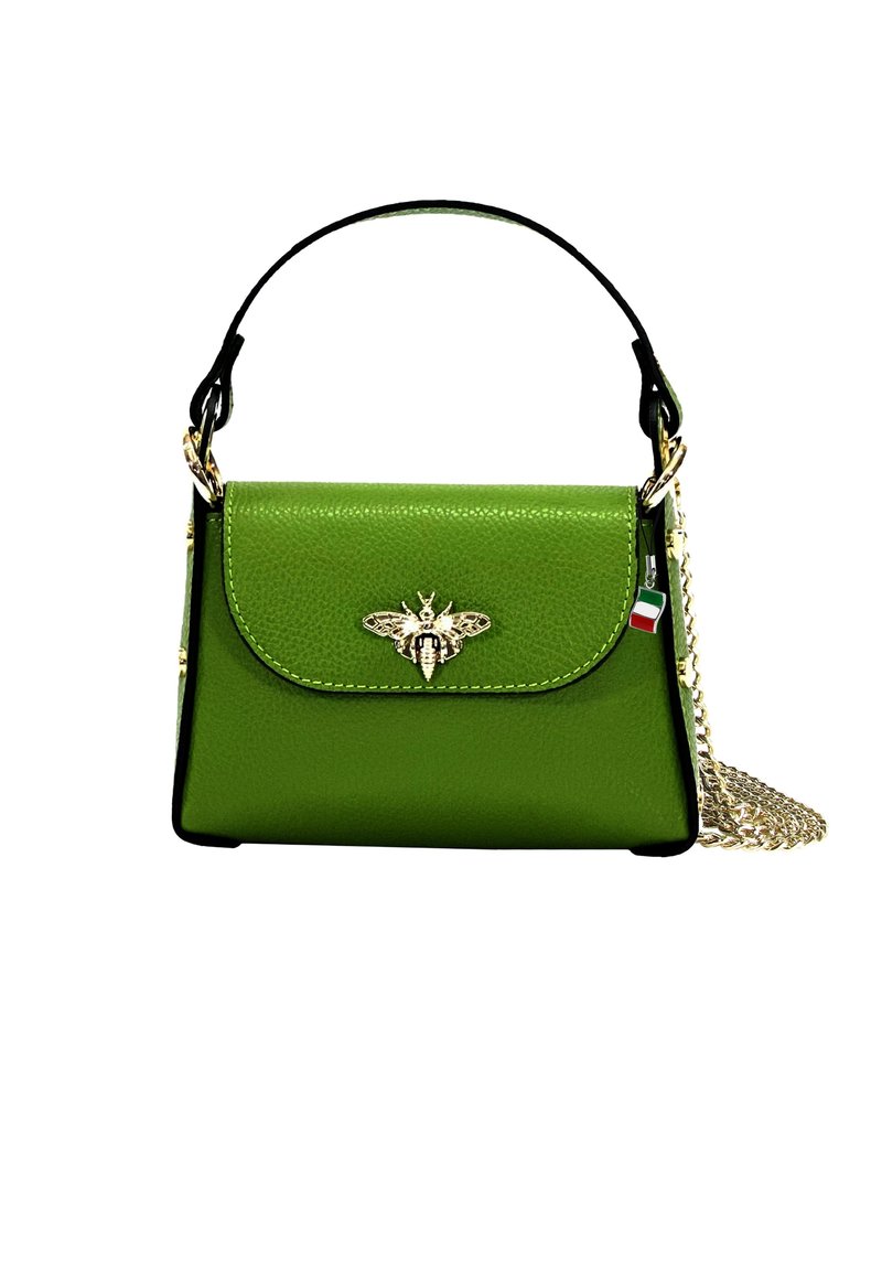 Groene leren handtas met een gestructureerde vorm, voorzien van een gouden bijversiering op de klep, zwarte accenten en een kettingriem.