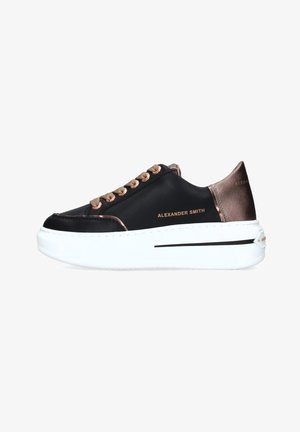Sneakers in pelle nera con dettagli in bronzo e lacci, dotati di una suola piatta bianca e lettering dorato, con un cappuccio per il tallone testurizzato.