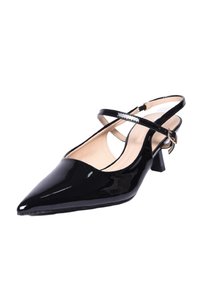 Scarpa slingback in pelle verniciata nera con punta affusolata, cinturino alla caviglia regolabile e tacco a blocco di altezza media. Texture liscia e finitura lucida.