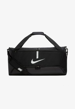 Schwarze Sporttasche aus strapazierfähigem Stoff mit großem weißen Nike-Logo, doppelten Griffen, einem abnehmbaren Schultergurt und mehreren Reißverschlusstaschen.