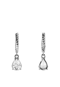 Pendientes de aro de plata con un diseño retorcido, que presentan dos piedras transparentes en forma de pera colgando de cada uno. Acabado suave y pulido.