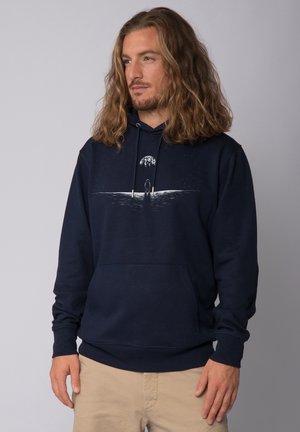 Marine hoodie gemaakt van stof, voorzien van een voorste kangoeroe zak, trekkoord capuchon en een grafisch ontwerp van een figuur bij water onder een maan.