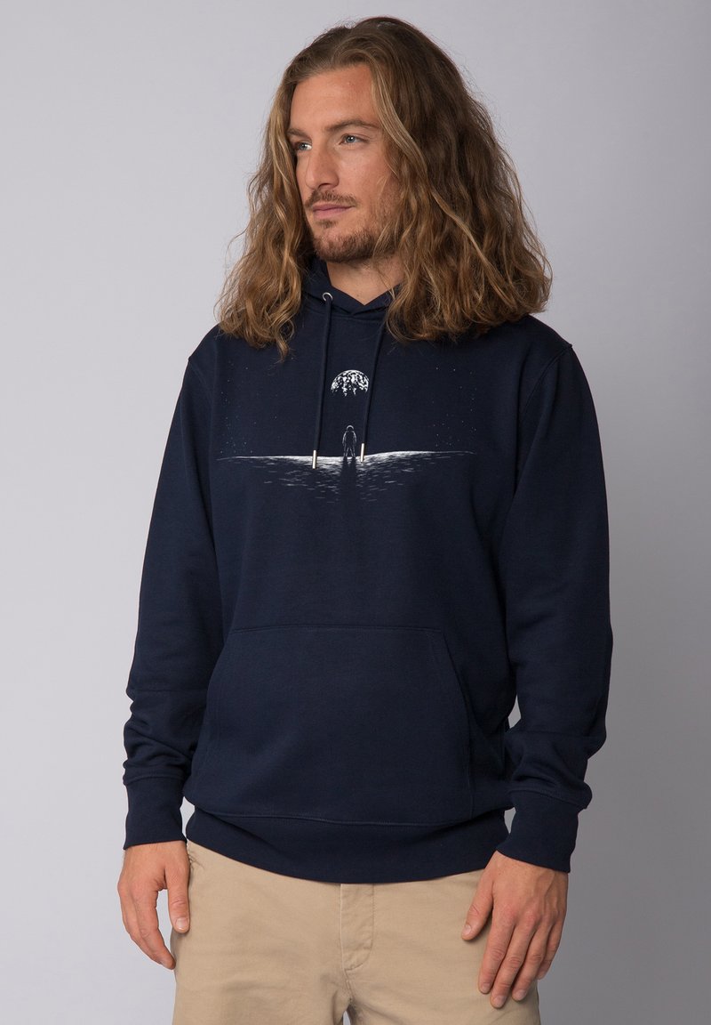 Navy Hoodie aus Stoff, mit vorderer Kängurutasche, verstellbarem Kapuzenzug und einem grafischen Design, das eine Figur am Wasser unter einem Mond zeigt.