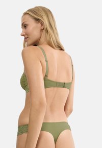 Triumph AMOURETTE - Podprsenka s kosticemi - olive gold