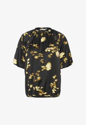 Černá blůza s krátkým rukávem z lehké tkaniny s žlutým květinovým vzorem, nařaseným výstřihem a elastickým lemem.