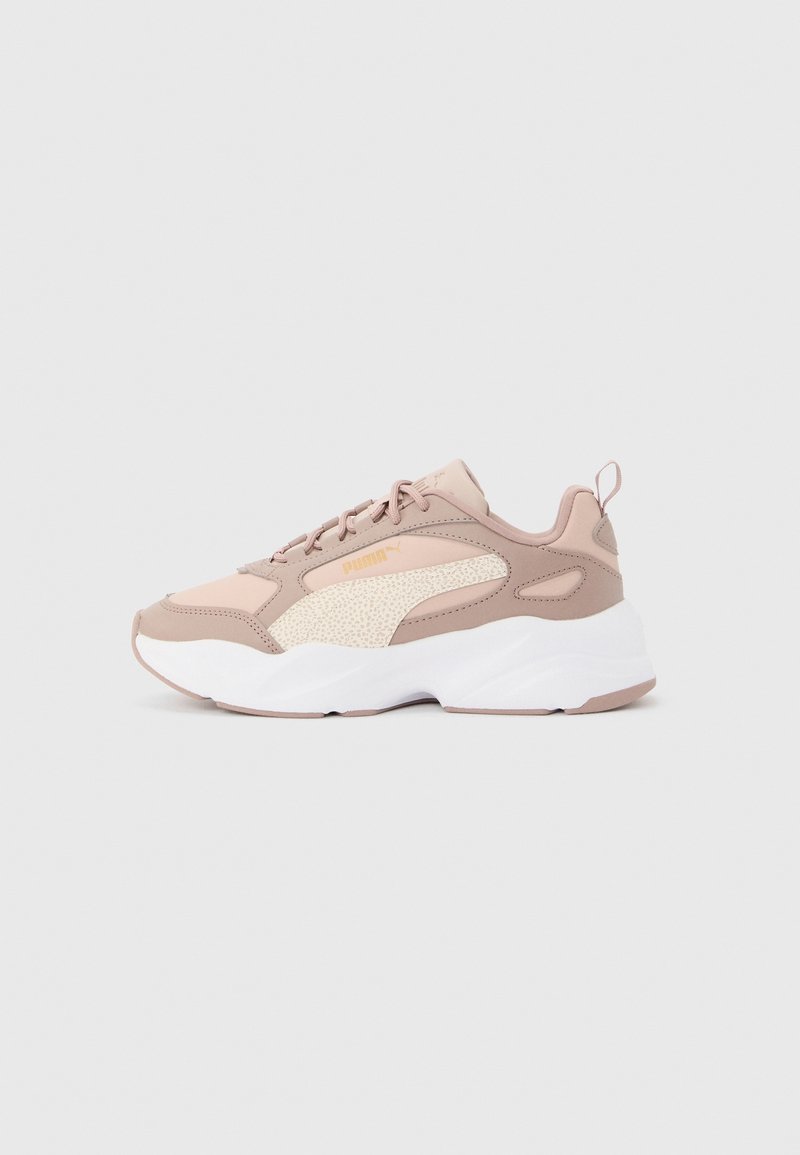 Basket Puma beige et rose blush avec logo latéral texturé, semelle blanche épaisse, lacets sur le devant et languette au talon.