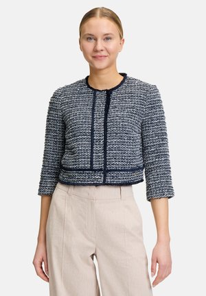 Marineblaues und weißes Tweed-Jäckchen mit Dreiviertelärmeln, strukturiertem Stoff und Verschluss an der Vorderseite. Taillierter, strukturierter Schnitt.