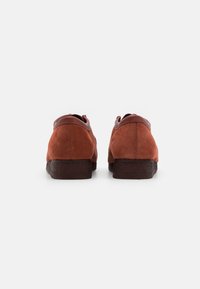 Clarks Originals WALLABEE - Sapatos de atacadores - red