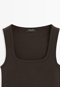 Tmavě hnědé bez rukávů žebernaté tílko se čtvercovým výstřihem, s visačkou Massimo Dutti přišitou uvnitř límce.