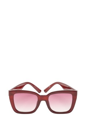 Czerwone, duże kwadratowe okulary przeciwsłoneczne z gradientowymi różowymi szkłami i błyszczącą plastikową oprawą. Gładka tekstura z wyraźnymi liniami i zaakcentowanymi krawędziami.