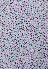 Tecido roxo com um padrão floral apresentando flores brancas e azul-turquesa, e acentos em preto e verde-claro, criando uma aparência texturizada.