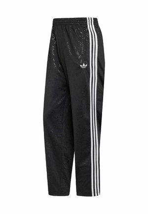 Zwarte Adidas trainingsbroek met witte drie-strepen aan de zijkant, elastische tailleband, ritssluiting en subtiel reliëfpatroon.