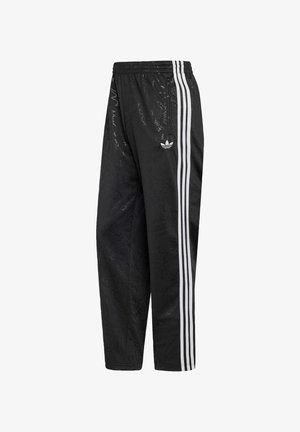Pantalones de chándal negros Adidas con acentos laterales de tres rayas blancas, cintura elástica, bolsillo con cremallera y patrón sutil en relieve.