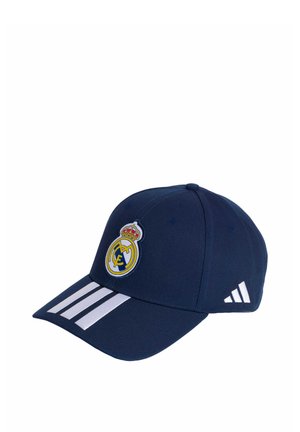 Gorra de béisbol azul marino con el logo del Real Madrid en la parte delantera, tres franjas blancas en la visera y logo blanco de Adidas en el lateral.