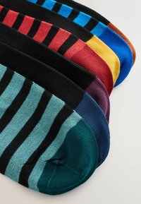 Fire par sokker med striber lagt side om side, hver med sorte striber og tæer i turkis, rød, gul og blå farve.