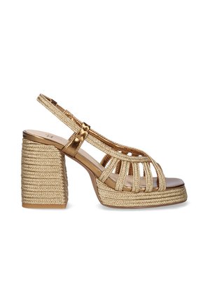 Sandalias de plataforma doradas con textura trenzada, diseño de punta abierta y tacón ancho. Correa tipo slingback para mayor soporte.