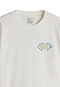Bílý bavlněný tričko s kulatým výstřihem. Na přední straně je modro-zelené oblé logo "VANS" a texturovaný potisk. Volný střih.