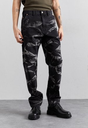 Zwarte jeans met een gestructureerd patroon en lichtgrijze abstracte vormen. Ontworpen met een standaard pasvorm, vijf zakken en metalen hardware-accenten.