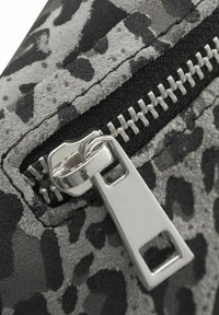 DEPECHE Pojasna torbica - grey leo print