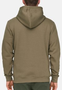 Hoodie khaki avec une grande capuche arrondie. Doté de poignets et d'un ourlet côtelés, ainsi que d'un tissu lisse et texturé. Vue de dos uniquement.