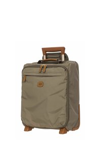 Valise à roulettes en tissu gris avec une poignée en cuir marron, une poche avant zippée et des pieds en plastique. Design compact adapté aux voyages.