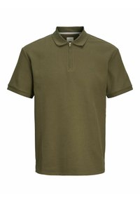 Olivgrön polo med texturerat tyg, korta ärmar och halvlång dragkedja vid kragen. Har en liten logga på bröstet.