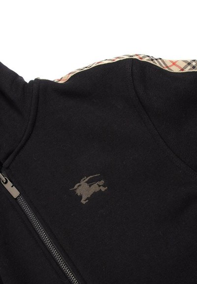 Felpa nera con zip, dal texture morbido, con un logo tonale sul davanti e una fodera a quadretti lungo il colletto.