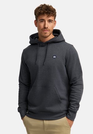 Donkergrijze hoodie met een buidelzak, capuchon met trekkoord en een klein blauw logo op de borst. Gemaakt van zachte, gestructureerde stof.