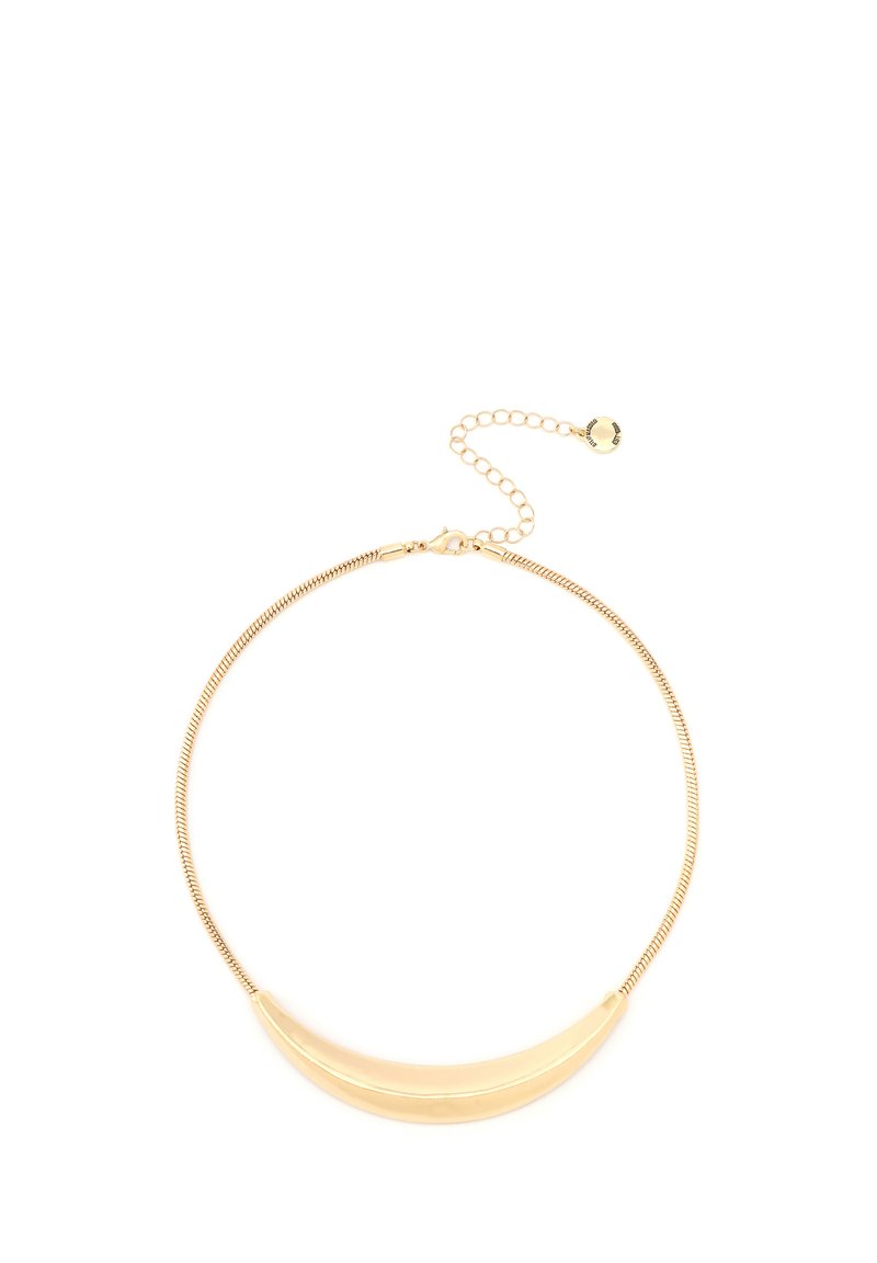 Collar en tono dorado con un colgante en forma de media luna suave, sobre una cadena delgada y texturizada. Cierre adjustable con una extensión de cadena para mejorar el ajuste.