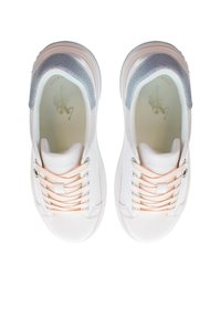 Vita sneakers med en slät yta, accentuerade av en silverglittrande häl, pastellrosa snörningar och en rektangulär logotypdetalj på sidan.