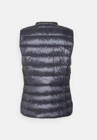 Námořnická péřová vesta, prošívaný design s horizontálním šitím, vysoký límec, hladká textura, žádné viditelné kovové prvky, lehký materiál.