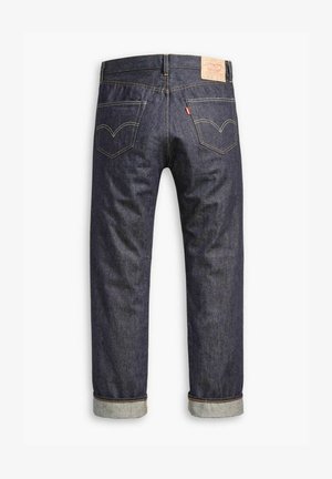 Jeans in denim scuro con taglio dritto, caratterizzati da un risvolto, tasche posteriori con cuciture distintive e una patch in pelle con il marchio.