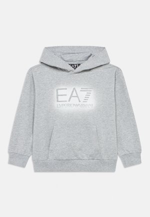 Světlě šedá mikina s kapucí a přední kapsou, na hrudi stříbrný potisk s logem "EA7 Emporio Armani".