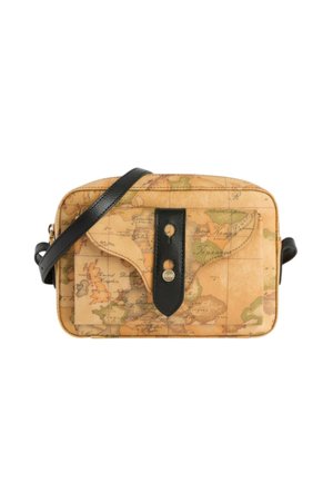 Borsa a tracolla rettangolare con stampa vintage di una mappa del mondo, tracolla in pelle nera e patta frontale assicurata da una cinghia verticale in pelle nera e un bottone metallico.