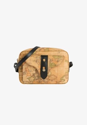 Borsa a tracolla rettangolare con stampa vintage di una mappa del mondo, tracolla in pelle nera e patta frontale assicurata da una cinghia verticale in pelle nera e un bottone metallico.