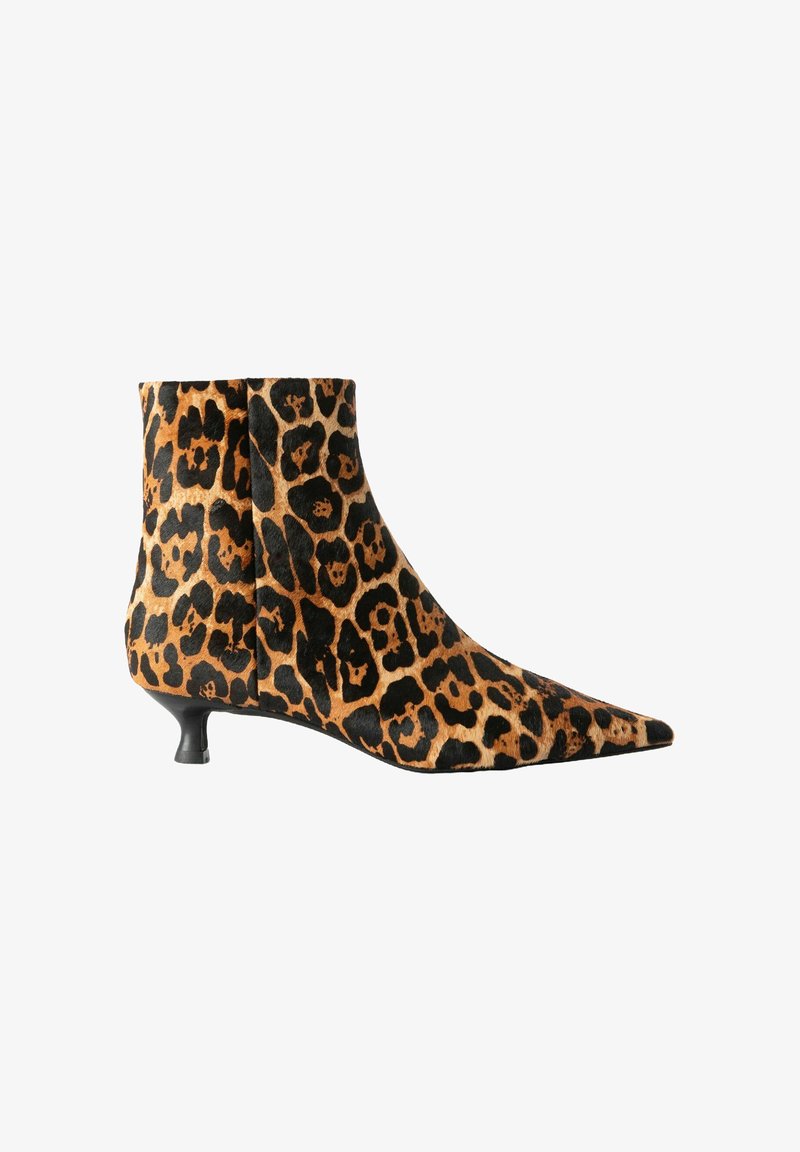 Bottines à imprimé léopard en matériau texturé, avec un bout pointu et un petit talon. La palette de couleurs comprend des nuances de brun et de noir.