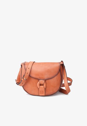 Braune Leder-Crossbody-Tasche mit einer geschwungenen Klappe, einem abnehmbaren Riemen und einem Verschlussdetail. Glatte Textur mit geprägtem Logo auf der Vorderseite.