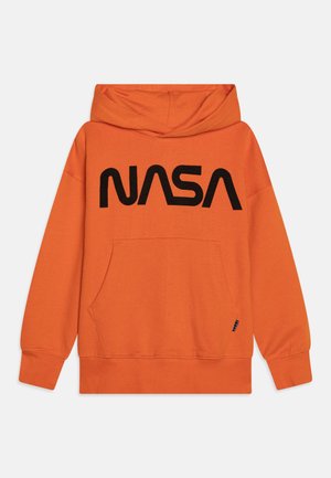 Sweat à capuche orange avec logo NASA noir centré sur la poitrine et poche kangourou avant.
