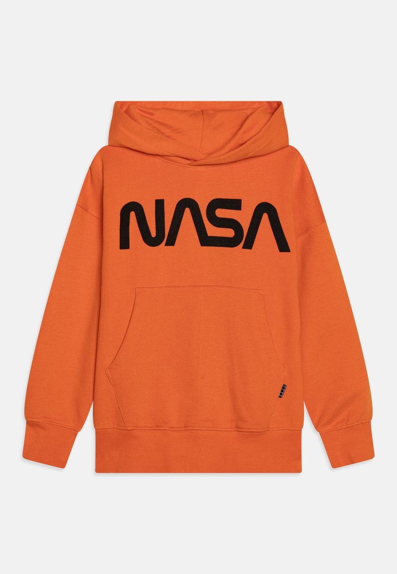 Sweat à capuche orange avec logo NASA noir centré sur la poitrine et poche kangourou avant.